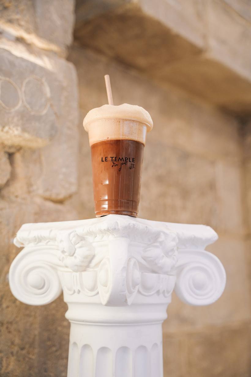 Café glacé signature sur colonne