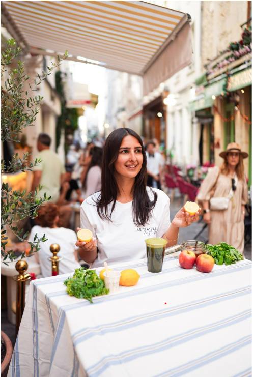 En terrasse avec les fruits frais