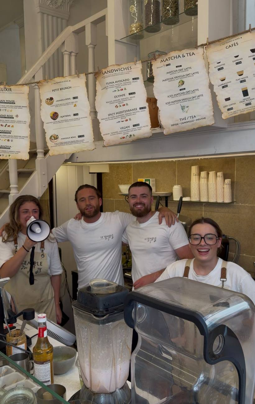 L'équipe derrière le comptoir
