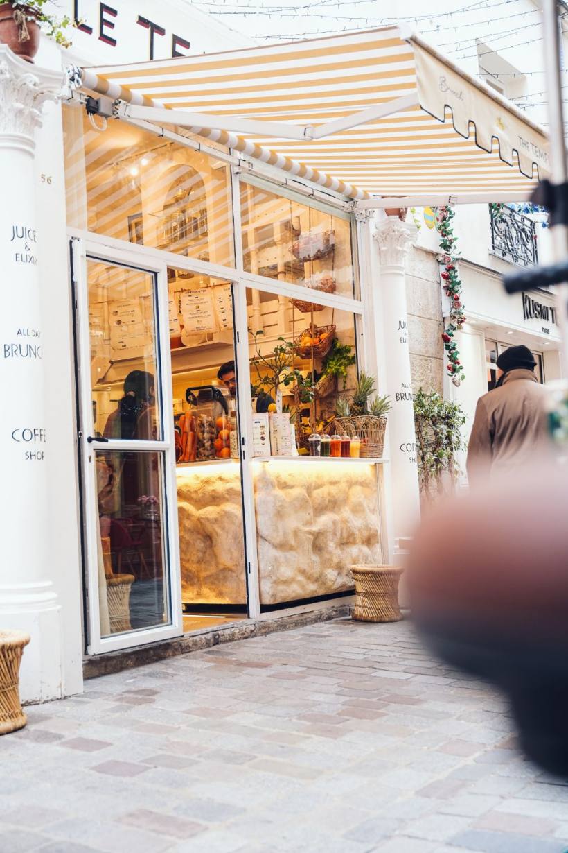 La rue devant la boutique