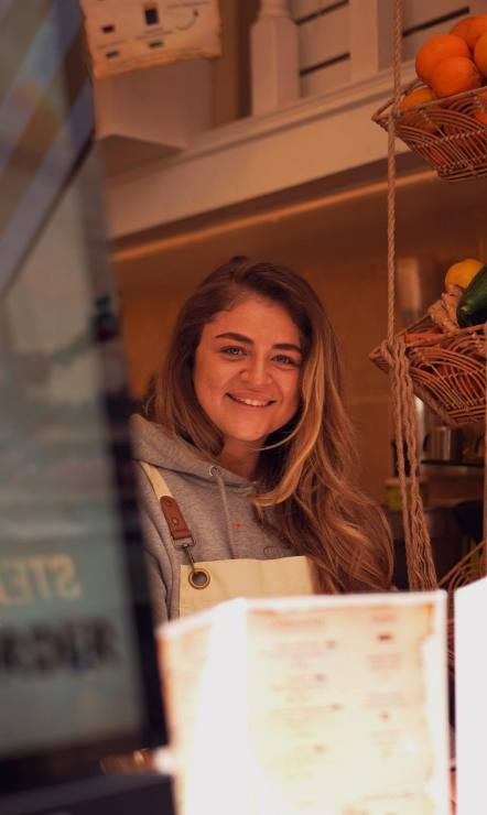 Sourire au comptoir du Temple du Jus