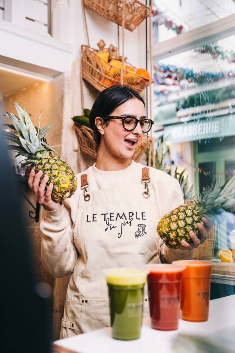 Sourire derrière le comptoir