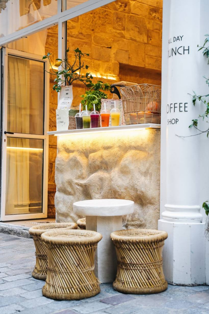Terrasse et tabourets en rotin